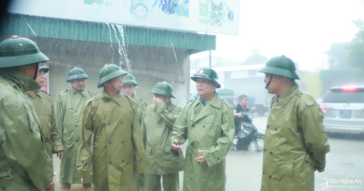 Bí thư Tỉnh ủy Nghệ An Thái Thanh Quý kiểm tra, đôn đốc công tác ứng phó mưa lụt tại Quỳnh Lưu, Hoàng Mai