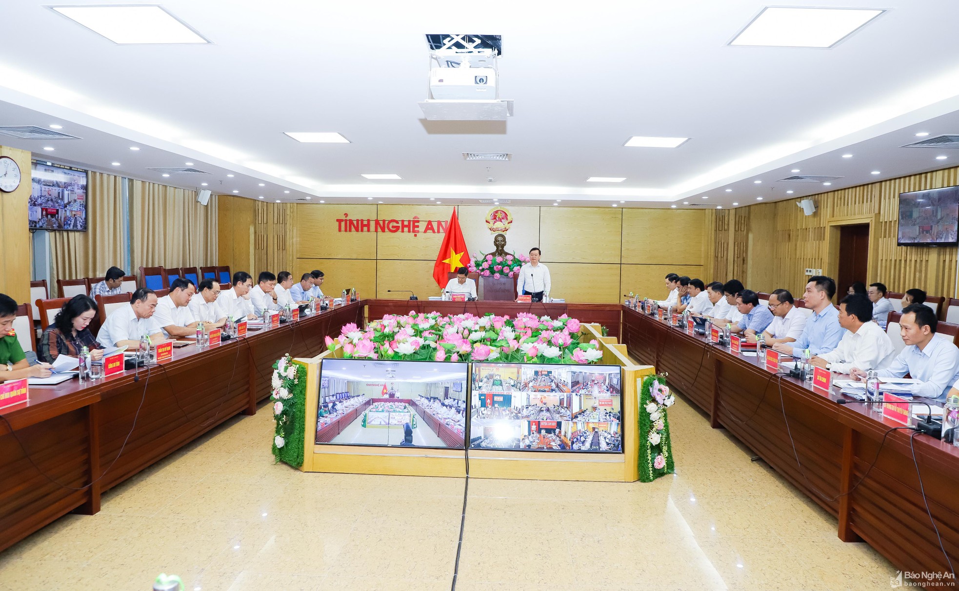 bna-toan-canh-phien-hop-thuong-ky-ubnd-tinh-thang-92022-597--n1.jpg