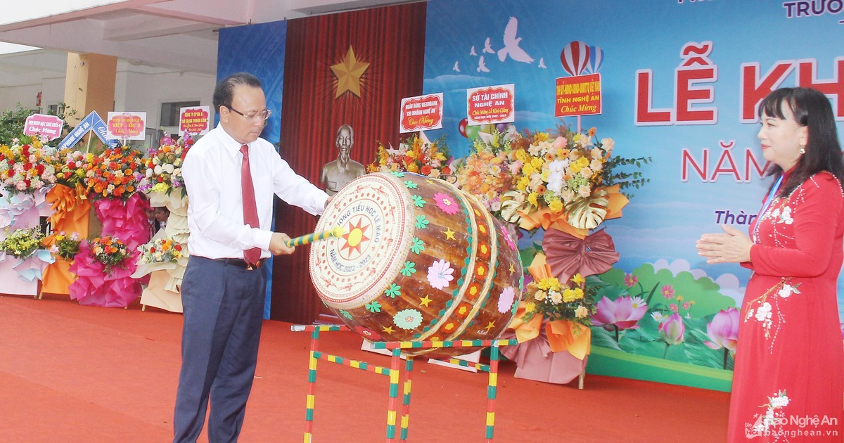 Phó Chủ tịch Thường trực HĐND tỉnh dự Lễ khai giảng tại Trường Tiểu học Lê Mao