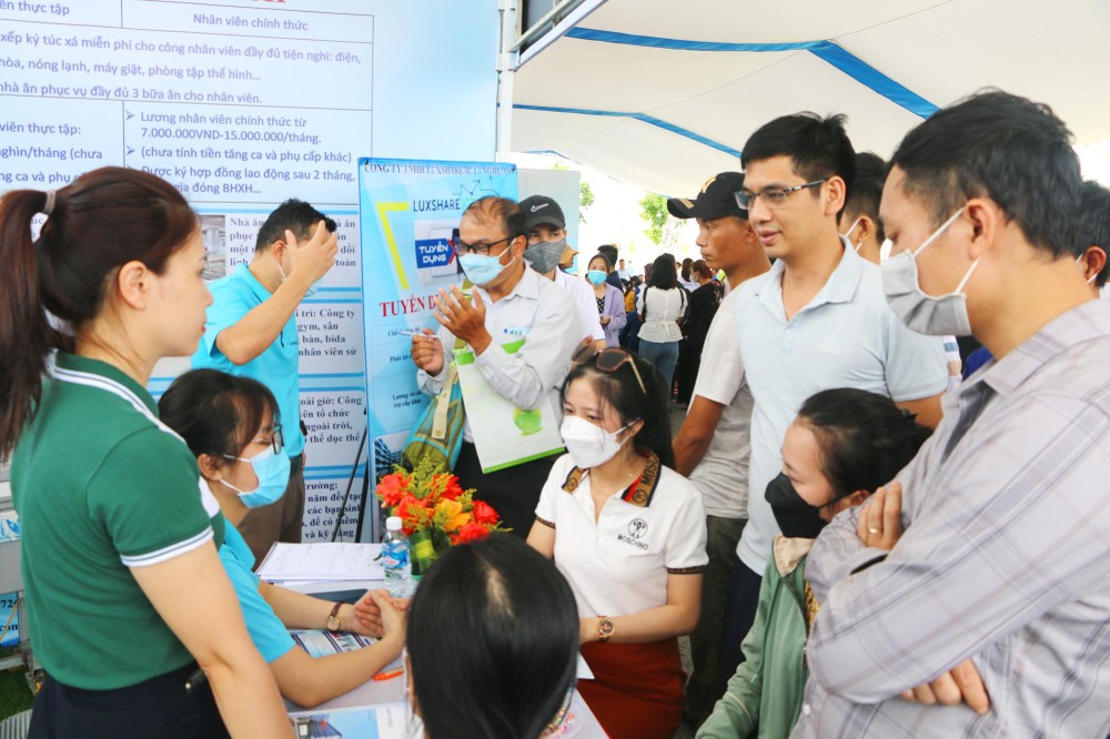 lao-dong-duoc-tim-hieu-doi-thoai-voi-don-vi-tuyen-dung-ngay-tai-hoi-cho-viec-lam-2361.jpg