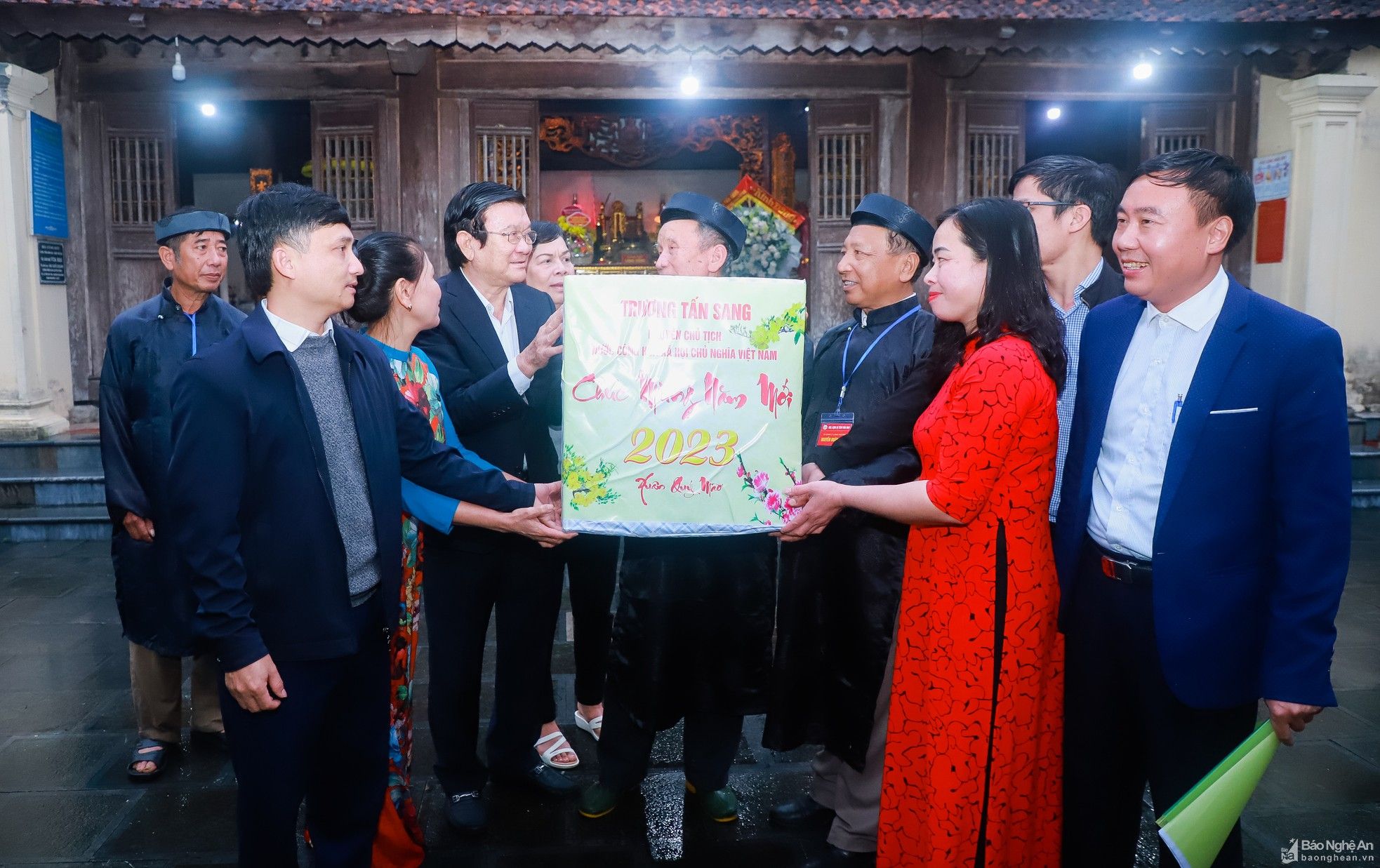 bna-nguyen-chu-tich-nuoc-truong-tan-sang-tang-qua-chuc-mung-nam-moi-ban-quan-ly-cum-di-tich-vua-mai-118--n1.jpg