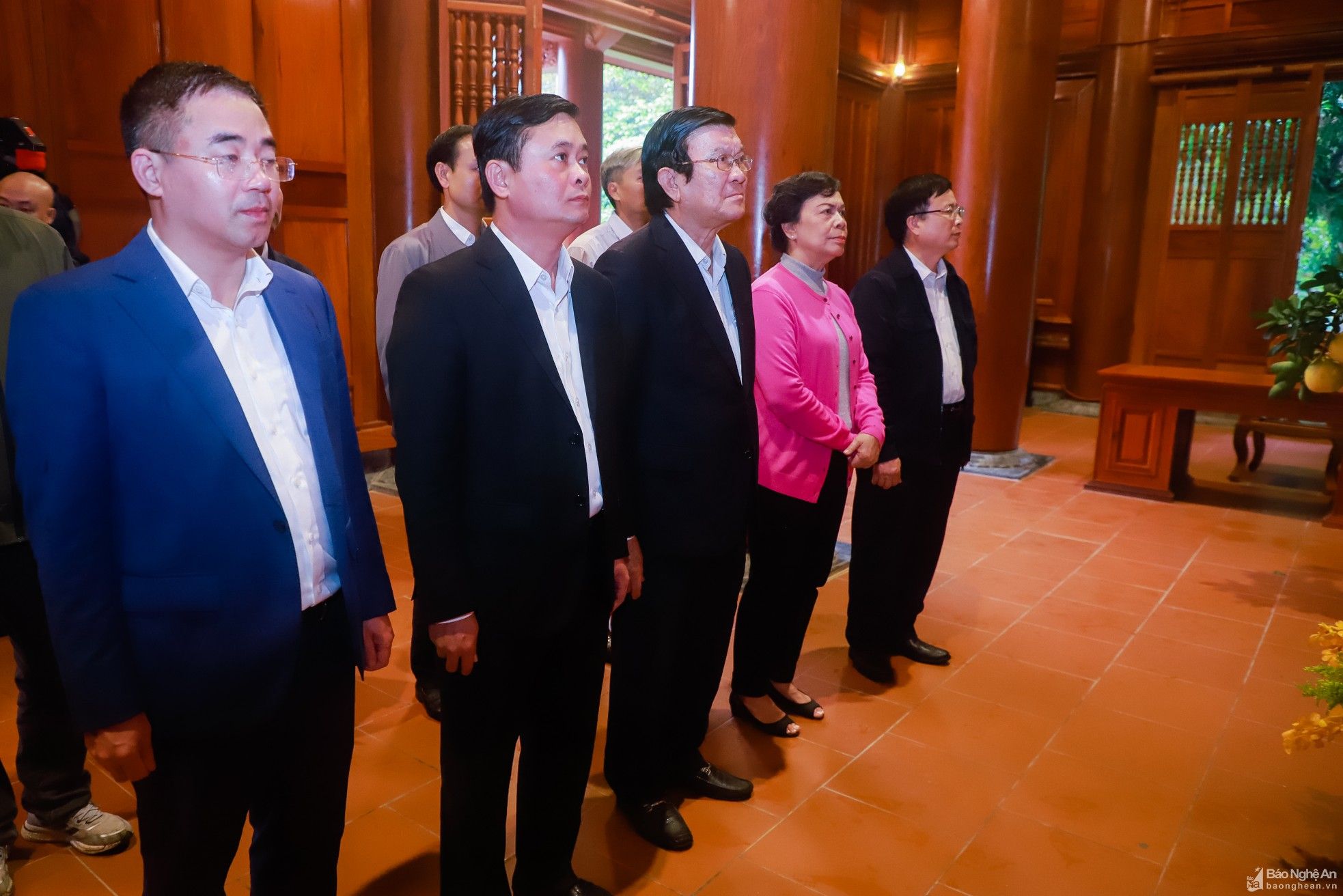 bna-nguyen-chu-tich-nuoc-truong-tan-sang-va-phu-nhan-cung-cac-dong-chi-lanh-dao-tinh-ve-dang-hoa-dang-huong-tuong-niem-chu-tich-ho-chi-minh-4231--n2.jpg