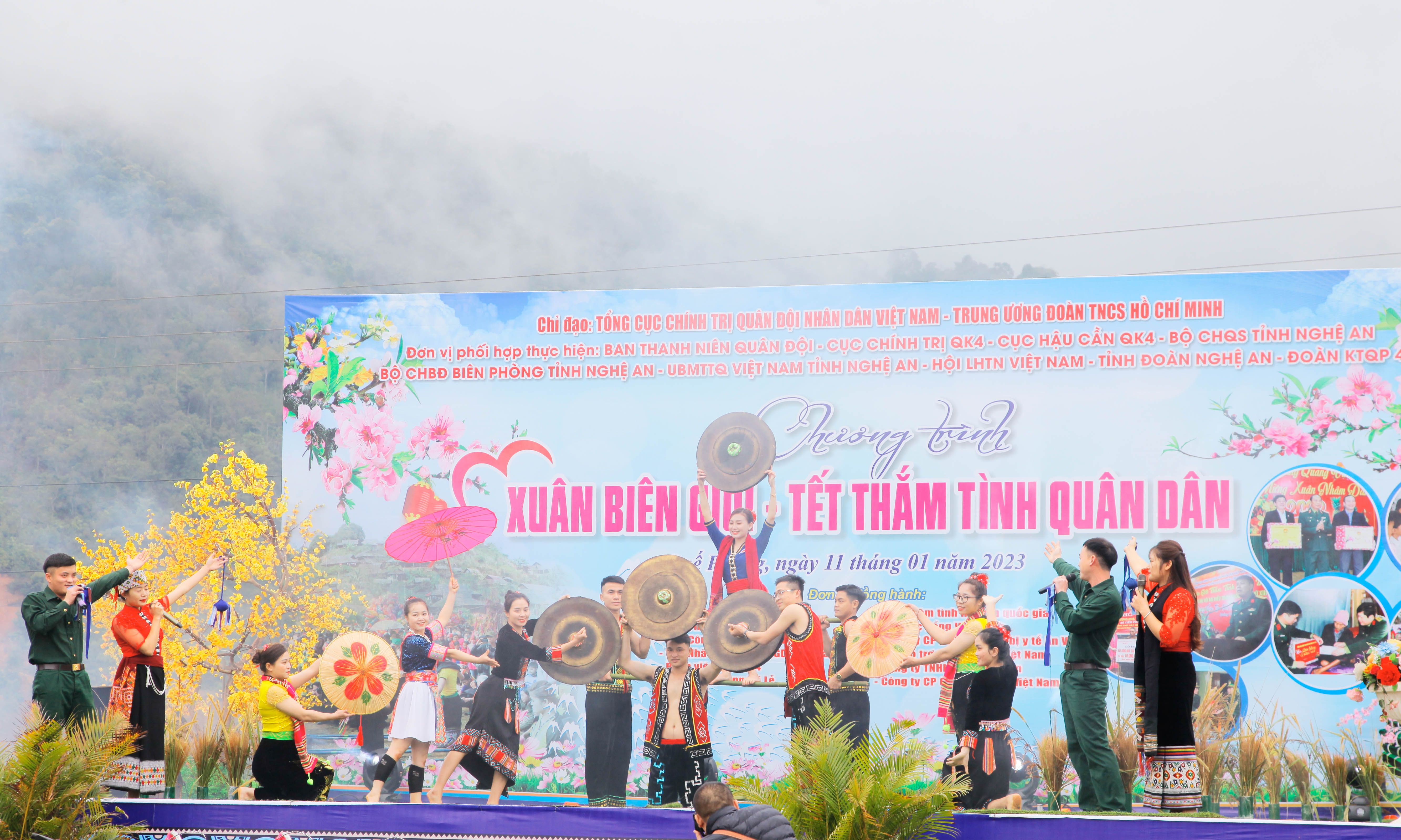 Xuân biên cương đoàn kết - Tết thắm tình quân dân