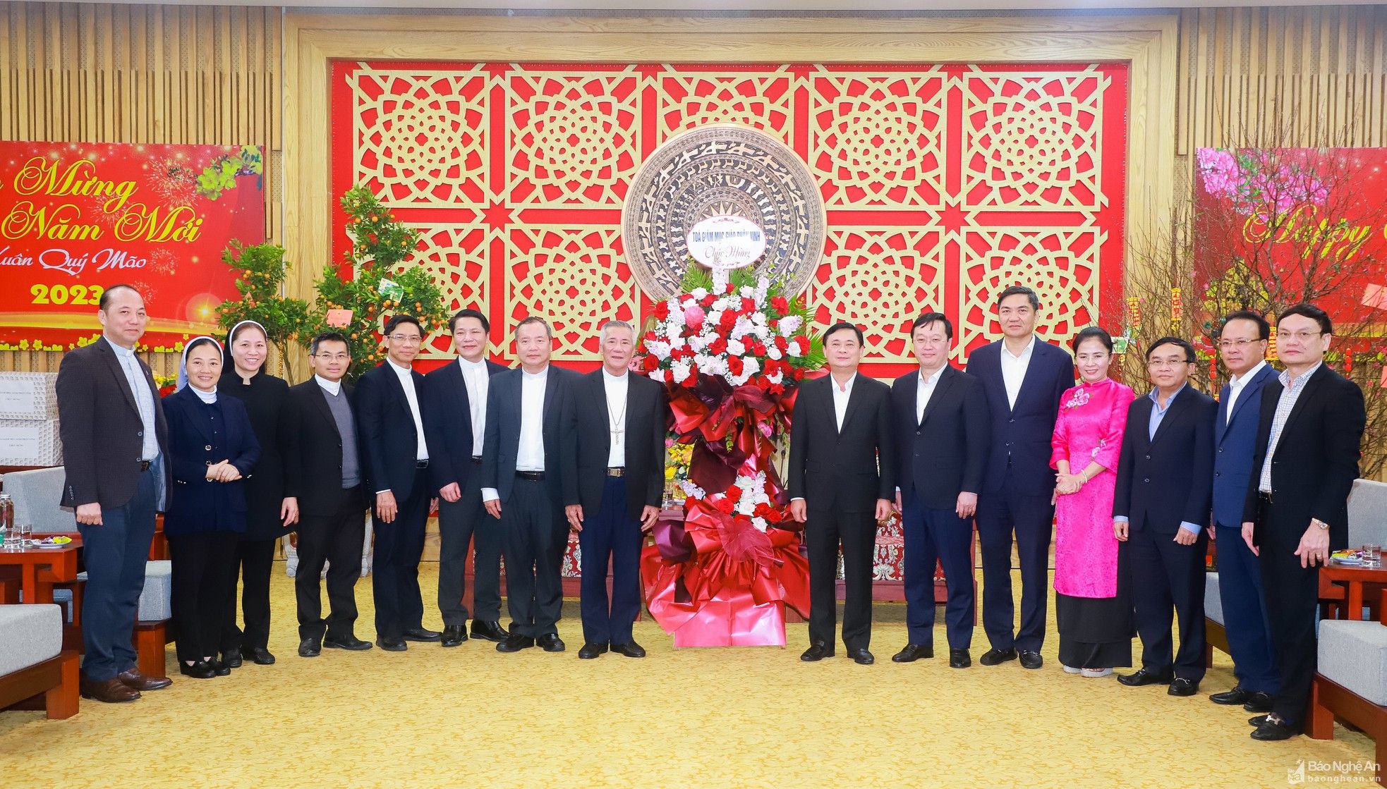 bna-giam-muc-anphong-nguyen-huu-long-va-phia-doan-toa-giam-muc-giao-phan-vinh-tang-hoa-chuc-mung-nam-moi-quy-mao-2023-den-cac-dong-chi-lanh-dao-tinhjpg-5794--n1.jpg