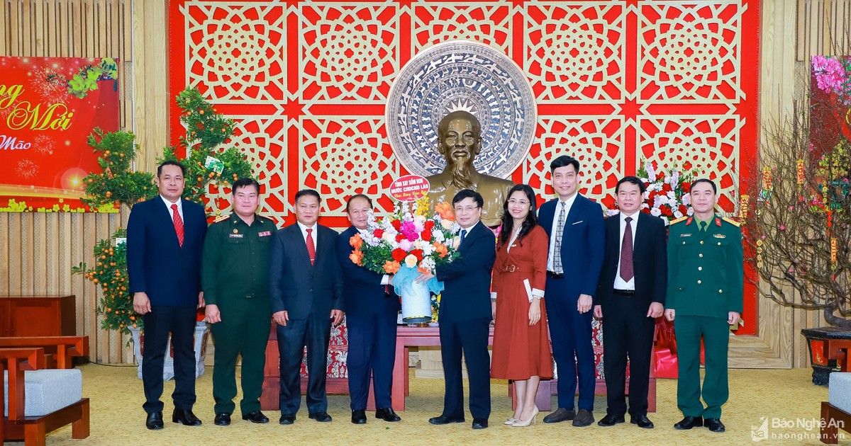 Lãnh đạo tỉnh Xay Sổm Bun, CHDCND Lào thăm, chúc Tết Quý Mão Đảng bộ, Chính quyền, nhân dân tỉnh Nghệ An