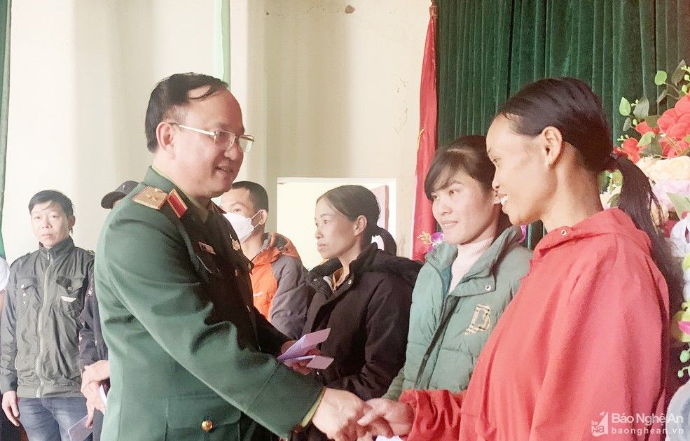 Đoàn Đại biểu Quốc hội tỉnh Nghệ An trao quà Tết cho người nghèo huyện Nghĩa Đàn và Tân Kỳ