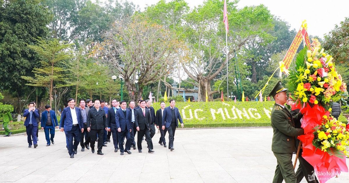 Chủ nhiệm Ủy ban Kiểm tra Trung ương Trần Cẩm Tú dâng hương tưởng niệm Chủ tịch Hồ Chí Minh