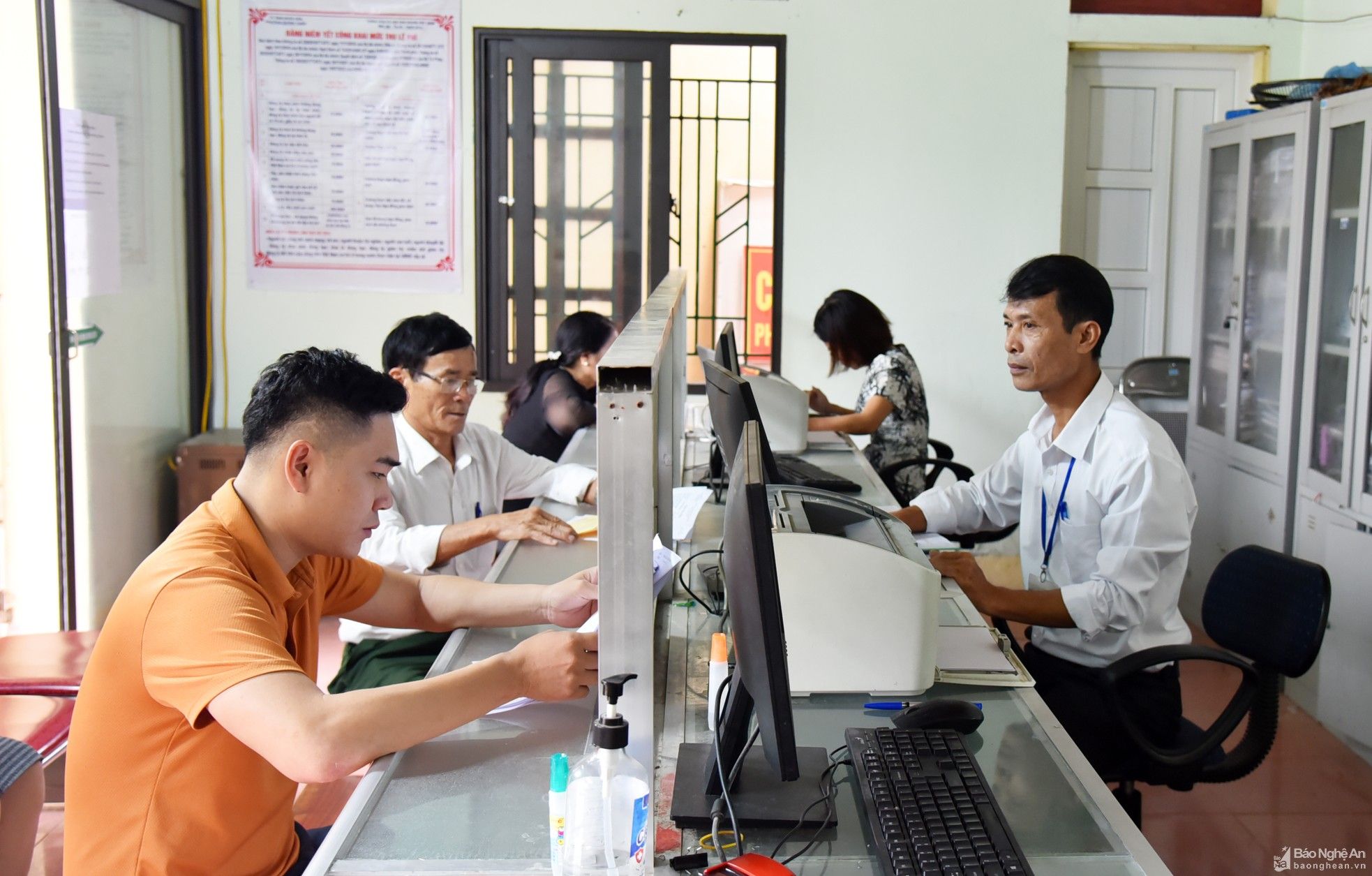 bna-can-bo-phuong-quynh-thien-thi-xa-hoang-mai-giai-quyet-tthc-cho-nguoi-dan-thanh-le-8127.jpg
