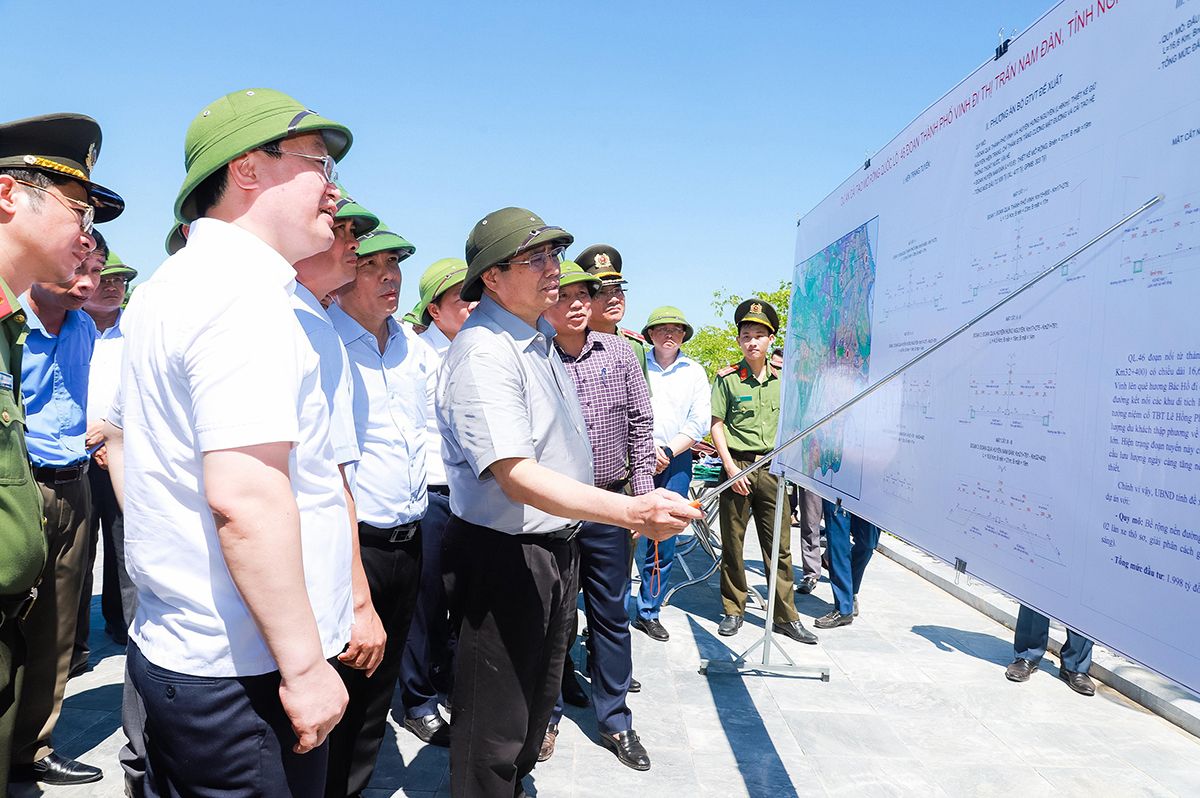 thu-tuong-chinh-phu-pham-minh-chinh-trao-doi-voi-cac-dong-chi-lanh-dao-tinh-nghe-an-ve-cac-phuong-an-cai-tao-mo-rong-quoc-lo-46-doan-vinh-nam-dan-thanh-duy.jpg