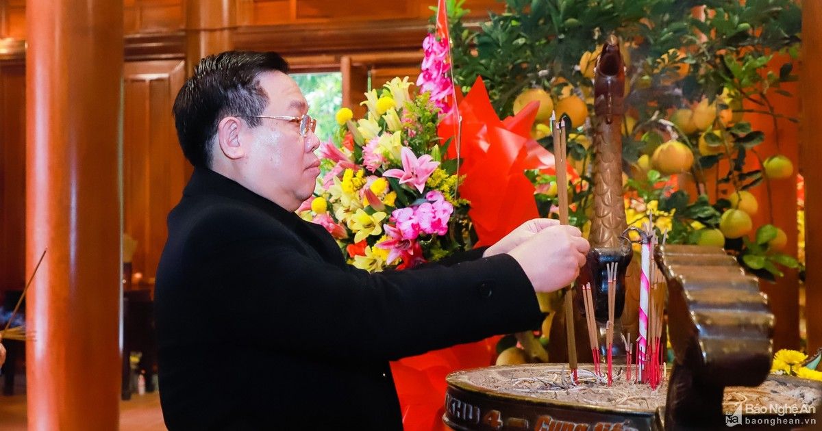 Đồng chí Vương Đình Huệ dâng hương tưởng niệm Chủ tịch Hồ Chí Minh