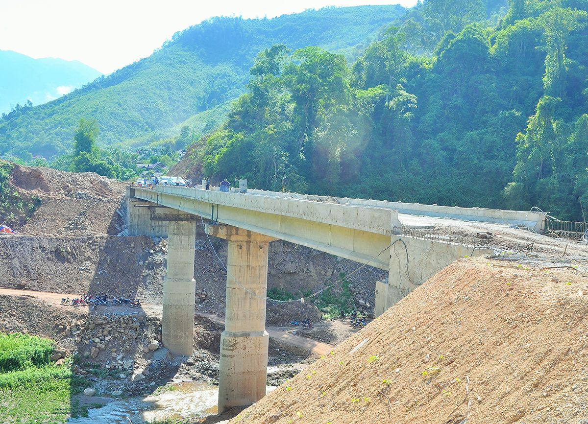 lam-duong-giao-thong-o-mien-tay-nghe-an-anh-hoang-vinh.jpg