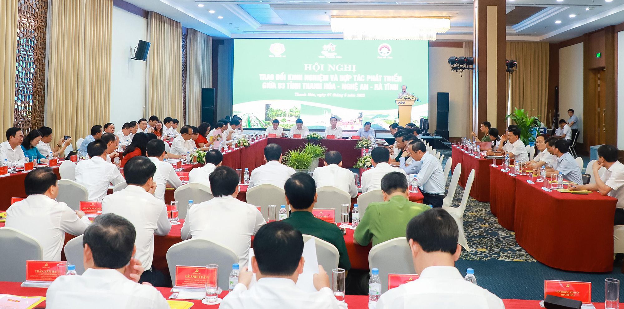 lanh-dao-cac-tinh-nghe-an-thanh-hoa-ha-tinh-trao-doi-kinh-nghiem-va-hop-tac-phat-trien.jpg