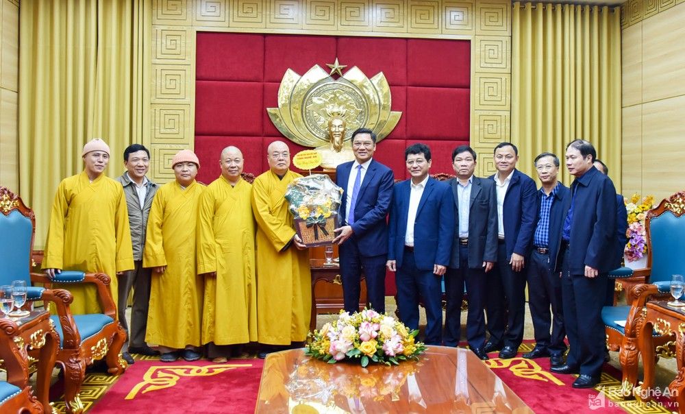 bna-tang-qua-chuc-mung-tinh-uy-3-thanh-le-6742--n1.jpg