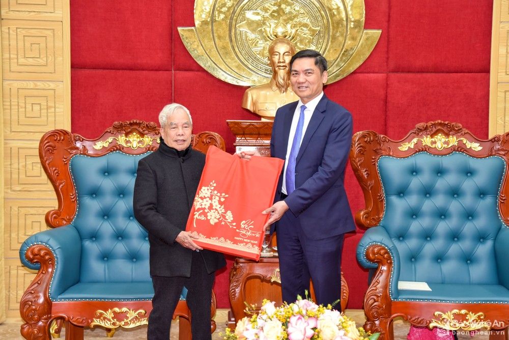 bna-tang-qua-chuc-mung-tinh-uy-thanh-le-4918.jpg