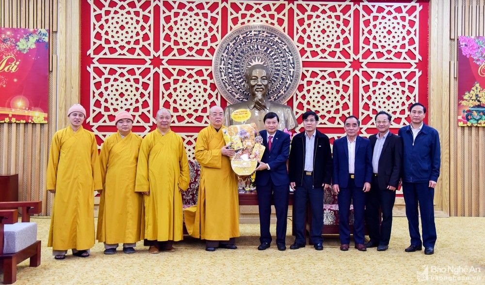 bna-tang-qua-chuc-mung-ubnd-tinh-thanh-le-5838.jpg