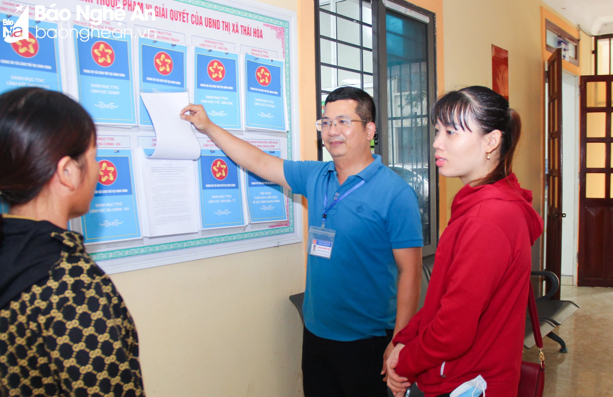 bna-can-bo-van-phong-ubnd-thi-xa-huong-dan-nguoi-dan-cac-thu-tuc-hanh-chinh-tai-22mot-cua22-anh-mai-hoa-4384.jpg.webp