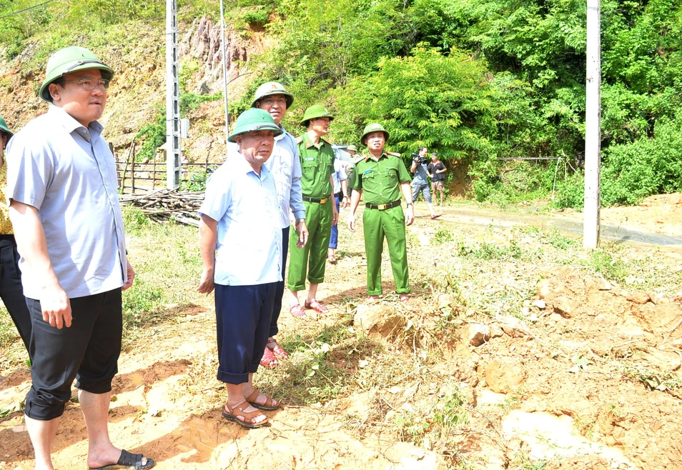 dong-chi-nguyen-van-de-pho-chu-tich-ubnd-tinh-cung-doan-kiem-tra-tai-diem-sat-lo-nui-o-ban-xieng-thu-xa-chieu-luu-7725.jpg.webp