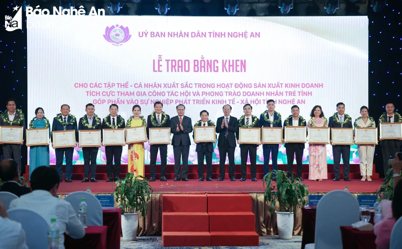 bna-trao-bang-ubnd-tinh-4456.jpg.webp