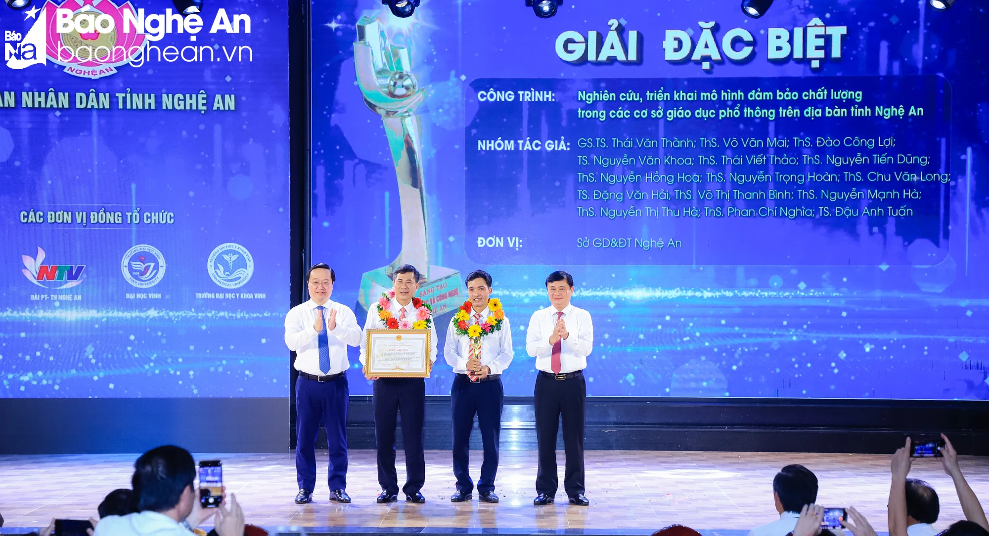 bna-bi-thu-tinh-uy-thai-thanh-quy-chu-tich-ubnd-tinh-nguyen-duc-trung-trao-giai-thuong-sang-tao-khoa-hoc-va-cong-nghe-cho-nhom-tac-gia-dat-giai-dac-bietjpg-641.jpg.webp