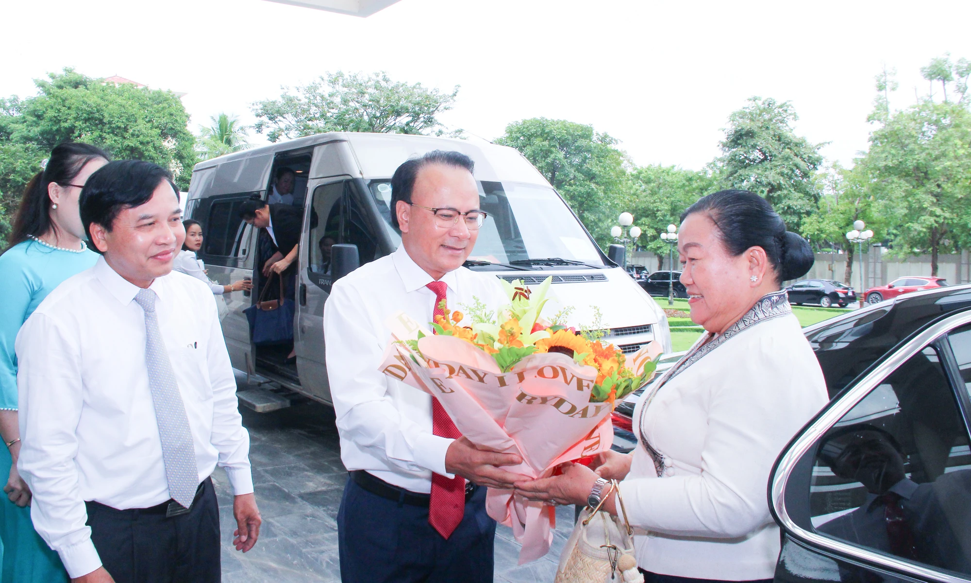 bna-mh-dong-chi-nguyen-nam-dinh-don-tiep-tang-hoa-doan-cong-tac-hdnd-thanh-pho-vieng-chan-lao-5519.jpg.webp