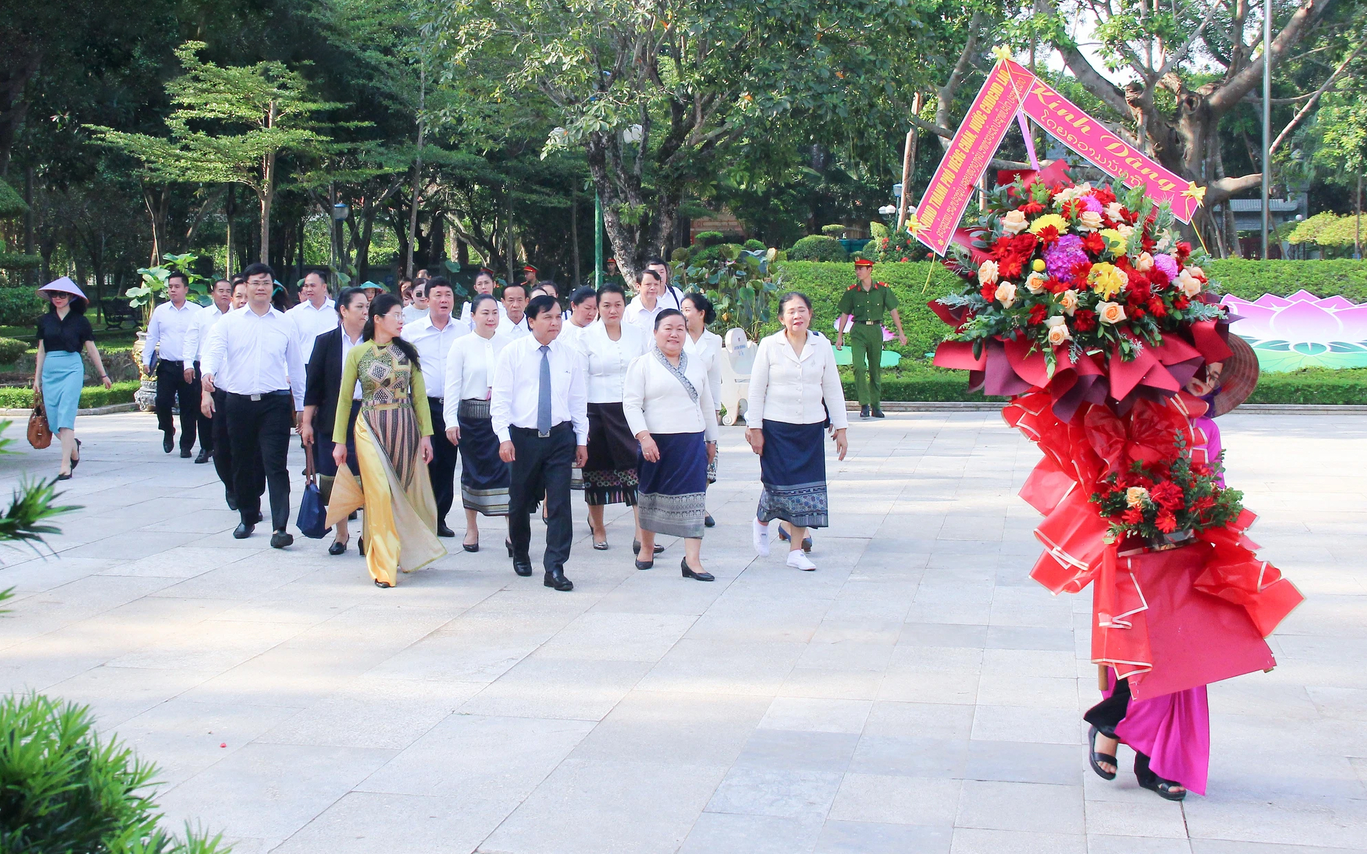 Đoàn công tác HĐND thành phố Viêng Chăn (Lào) dâng hoa, dâng hương tưởng niệm Chủ tịch Hồ Chí Minh