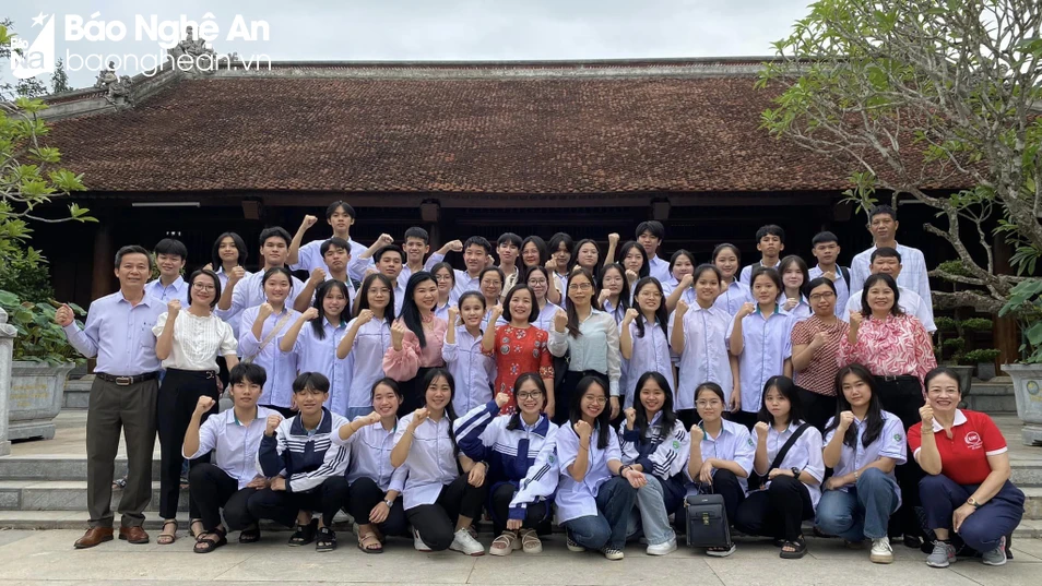 bna-doi-tuyen-hoc-sinh-gioi-lop-12-cua-truong-pt-dtnt-thpt-so-2-co-2-hoc-sinh-giu-vi-tri-thu-khoa-trong-do-co-1-thu-khoa-mon-toan-anh-nt-6078.jpg.webp