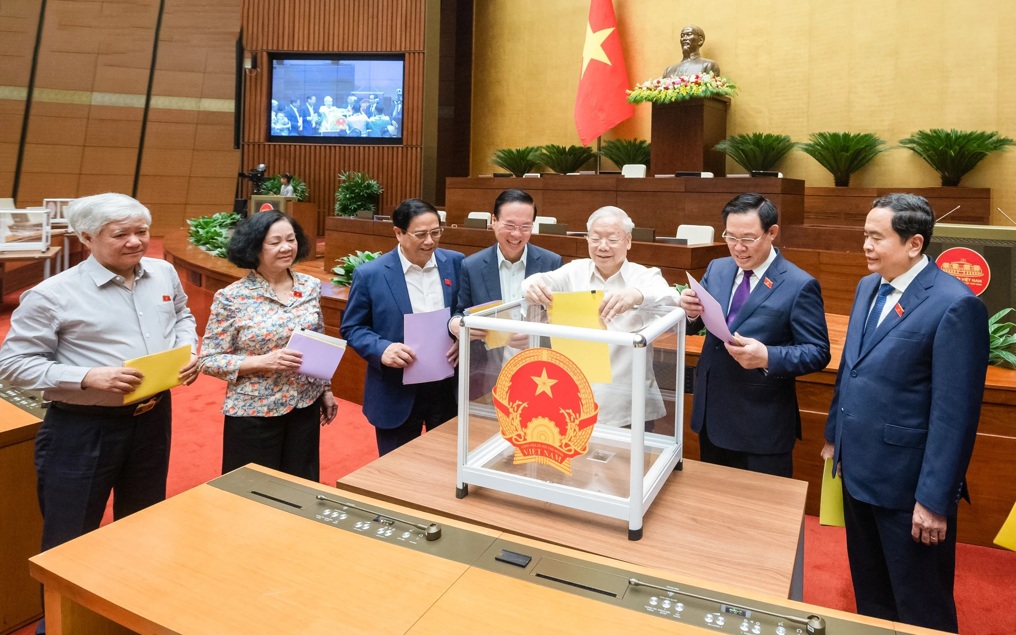 Quốc hội tiến hành lấy phiếu tín nhiệm bằng bỏ phiếu kín