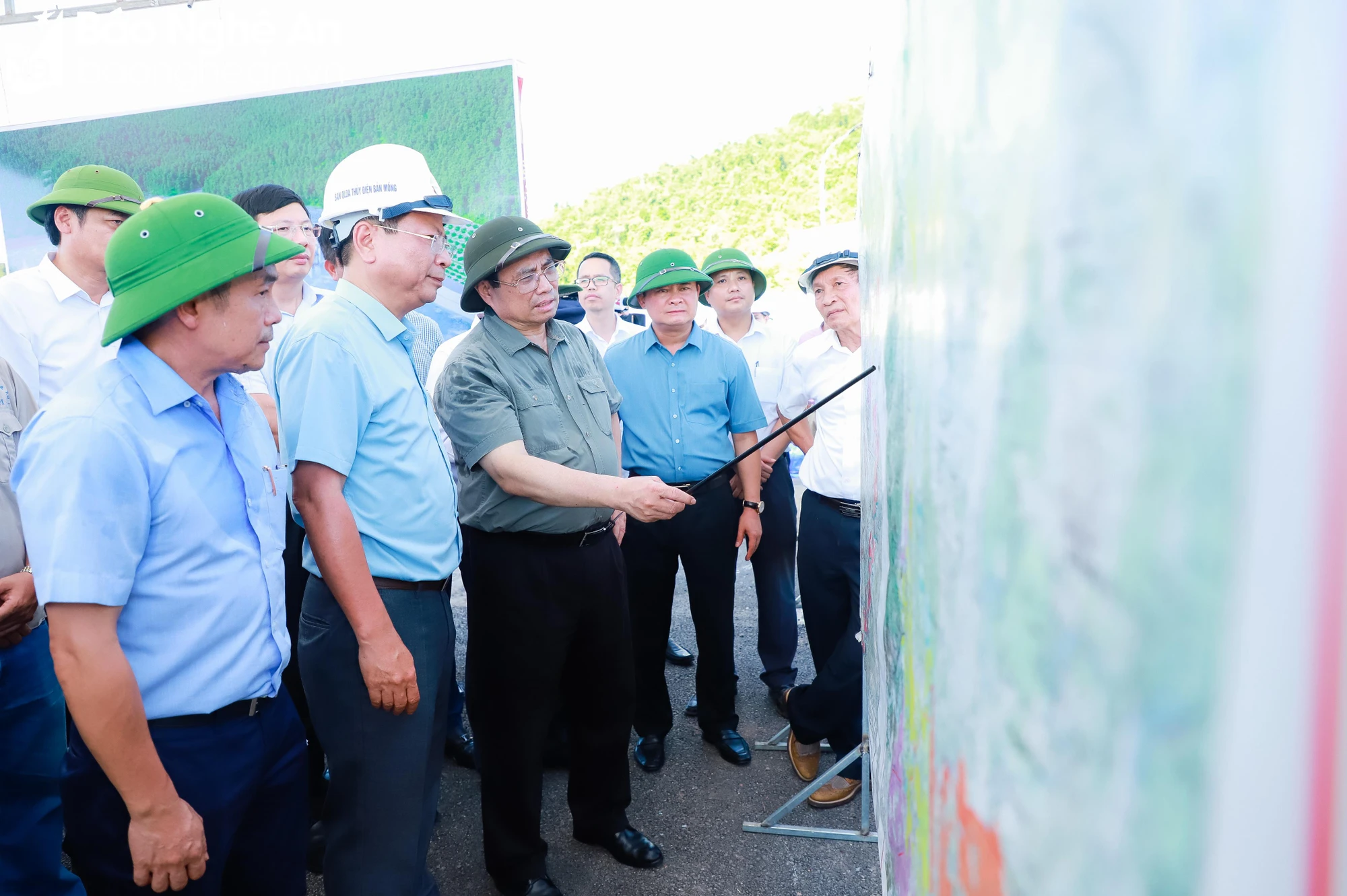 bna-thu-tuong-chinh-phu-pham-minh-chinh-cung-doan-cong-tac-den-kiem-tra-tai-cum-cong-trinh-dau-moi-du-an-ho-chua-nuoc-ban-mong-tai-xa-yen-hop-huyen-quy-hop-ngay-2372022-anh-thanh-duy-4817.jpg.webp