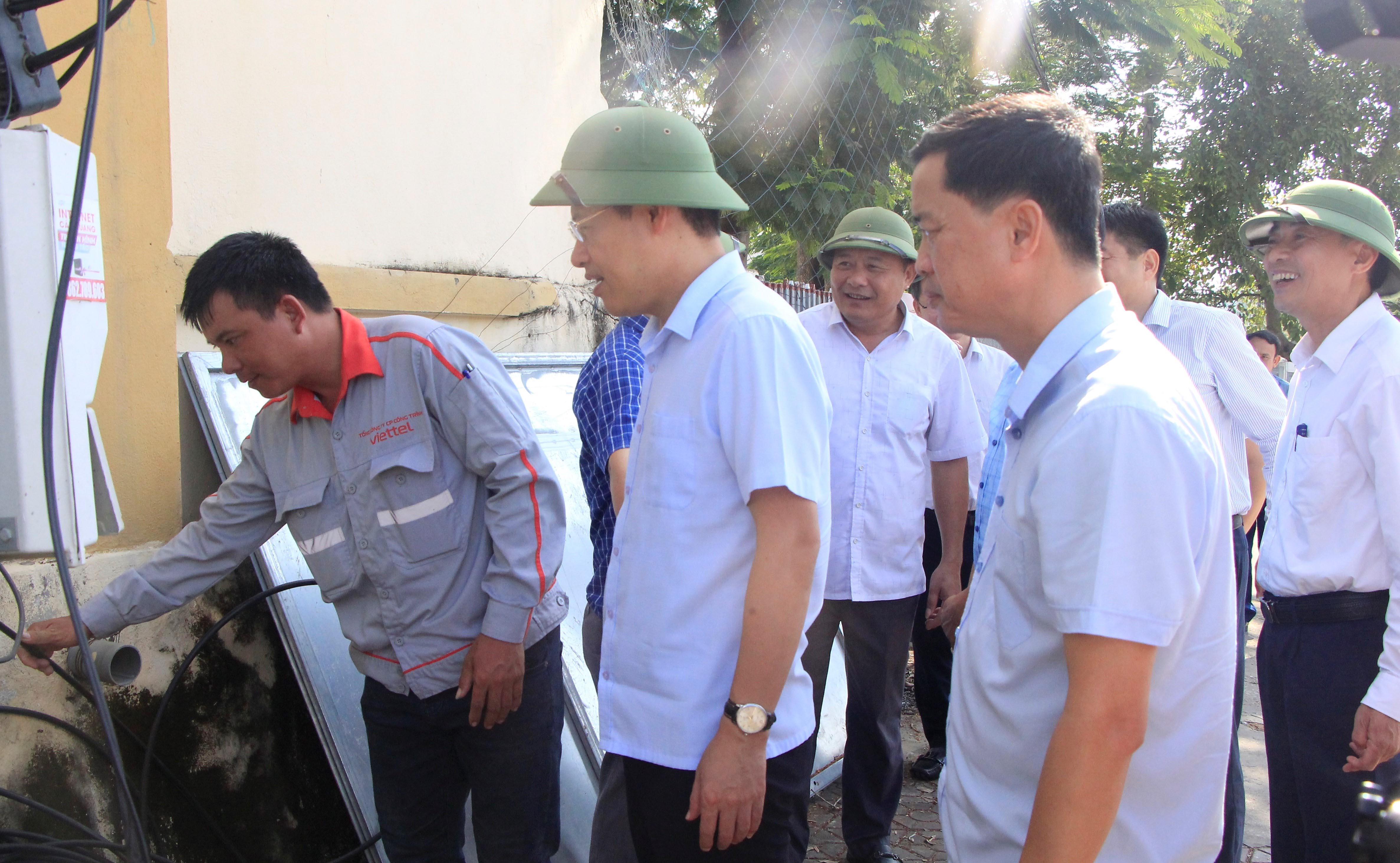 Thường trực HĐND thị xã Hoàng Mai khảo sát kiến nghị của cử tri về hệ thống đường dây cáp viễn thông trên địa bàn