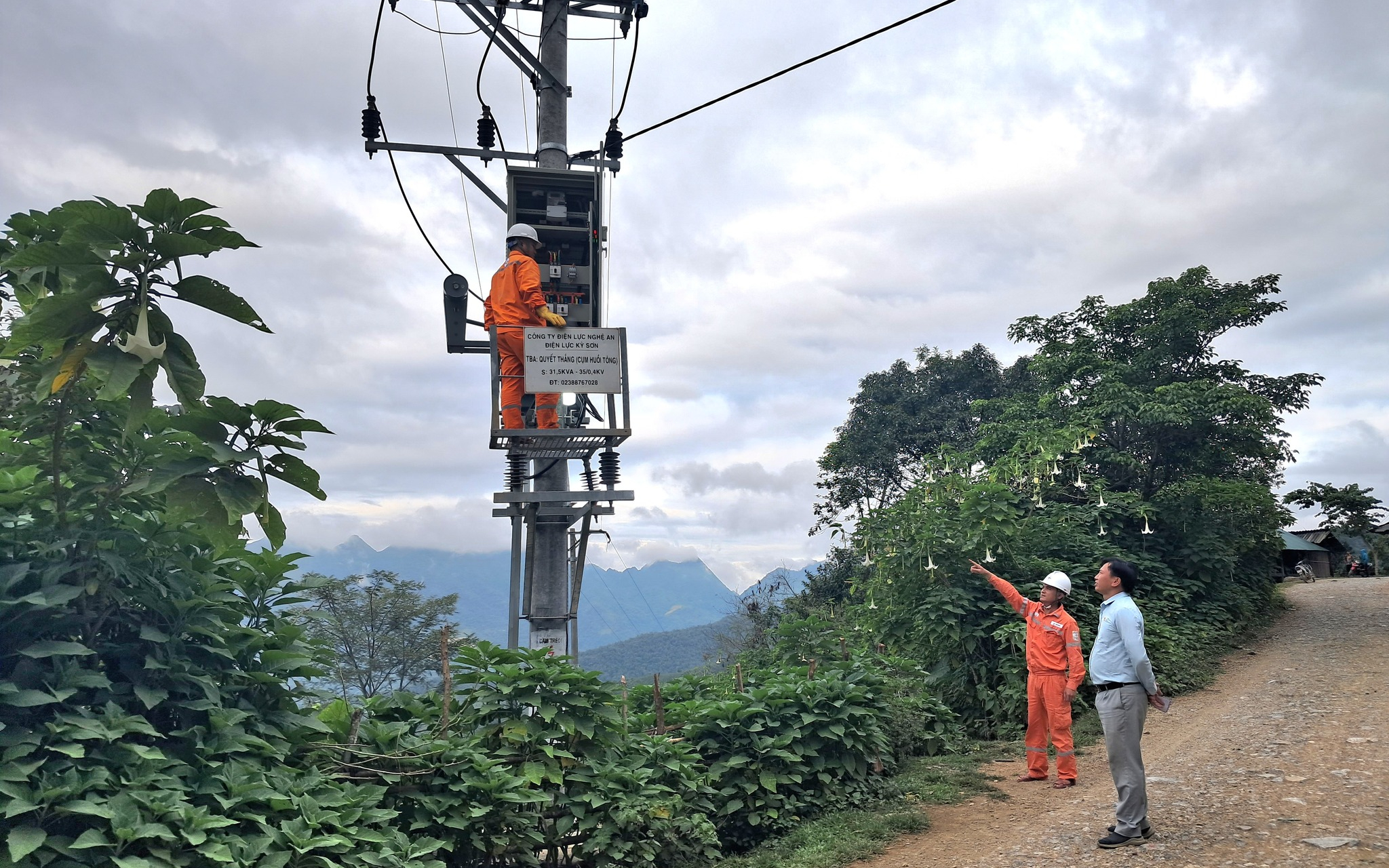 Cử tri huyện Kỳ Sơn đề nghị kiểm tra, đôn đốc nhà thầu tiếp tục thi công Dự án điện lưới quốc gia