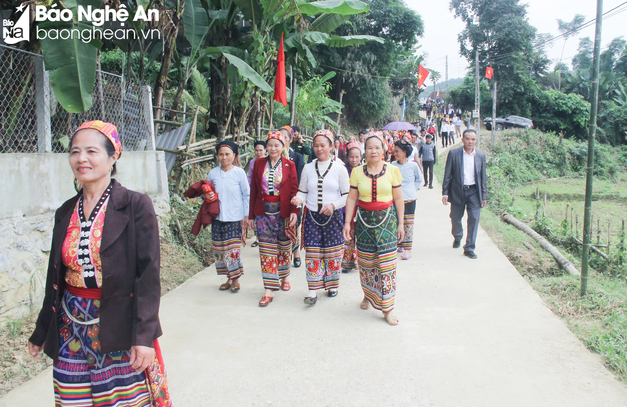 bna-nguoi-dan-ban-tong-chai-xa-chi-khe-huyen-con-cuong-ho-hoi-tham-gia-ngay-hoi-dai-doan-ket-o-khu-dan-cu-anh-maihoa-9795.jpg.webp