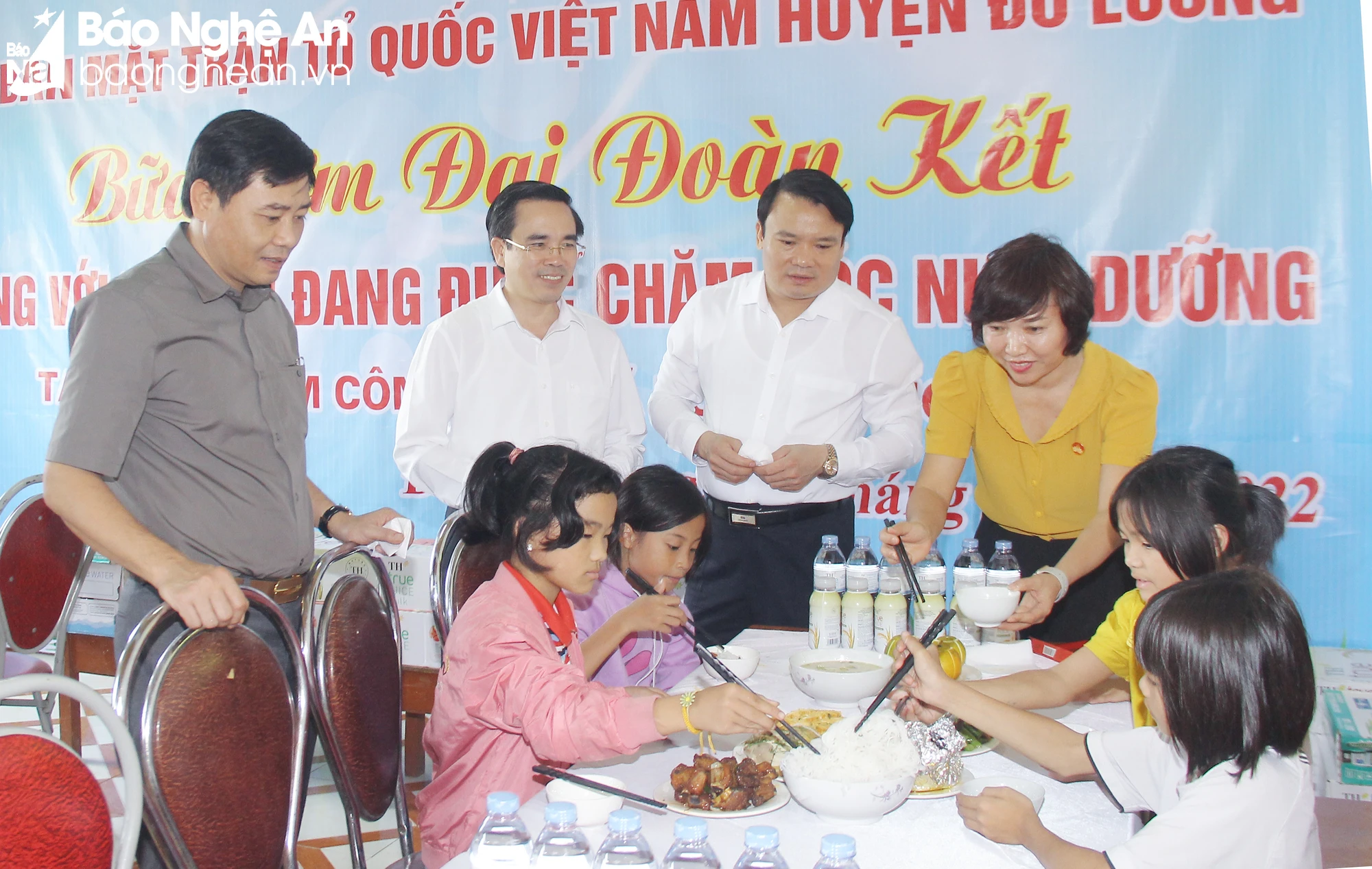 bna-uy-ban-mttq-huyen-do-luong-to-chuc-bua-com-dai-doan-ket-cho-cac-chau-tai-trung-tam-cong-tac-xa-hoi-tinh-mai-hoa-7213.jpg.webp