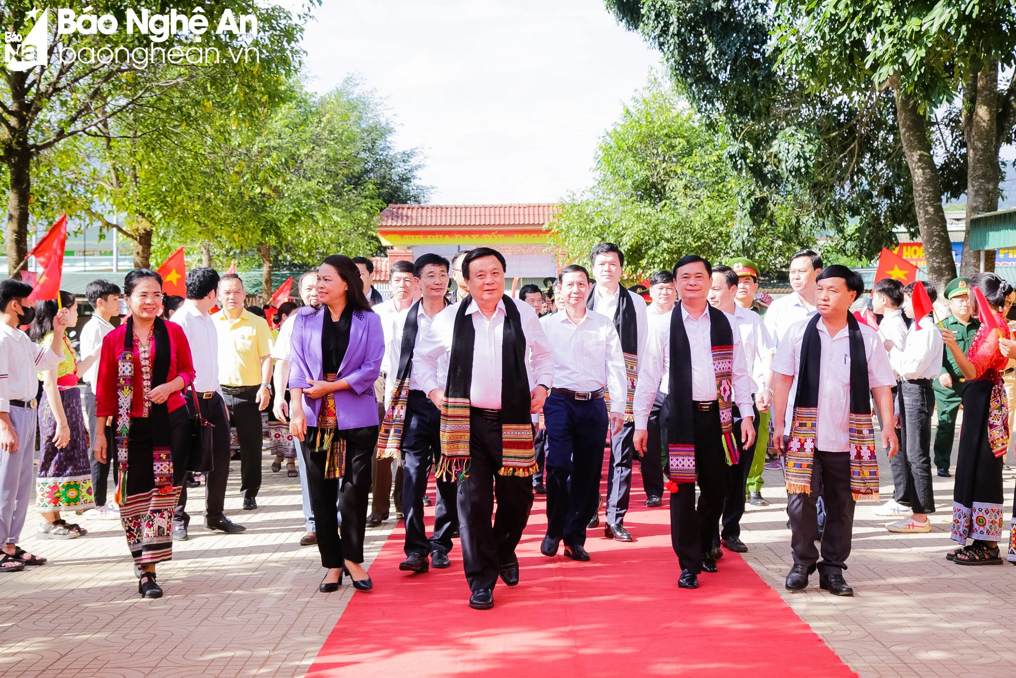 bna-anh-0-dong-chi-nguyen-xuan-thang-va-doan-dai-bieu-trung-uong-tinh-nghe-an-ve-du-ngay-hoi-dai-doan-ket-lien-khu-dan-cu-tai-xa-8474.jpg.webp