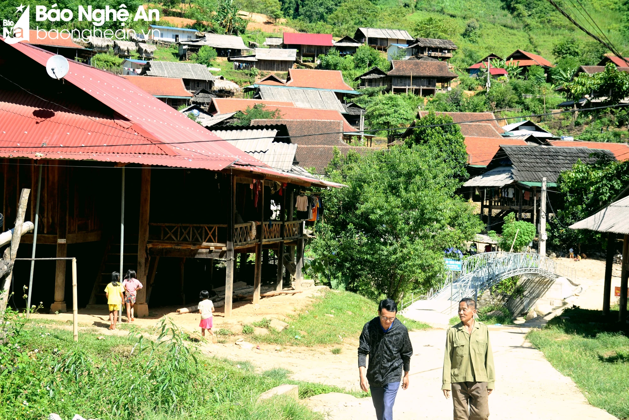bna-ban-tang-phan-xa-na-ngoi-huyen-ky-son-khoi-sac-4859.jpg.webp
