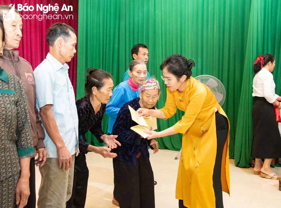 bna-trao-qua-ho-ngheo-651.jpg.webp