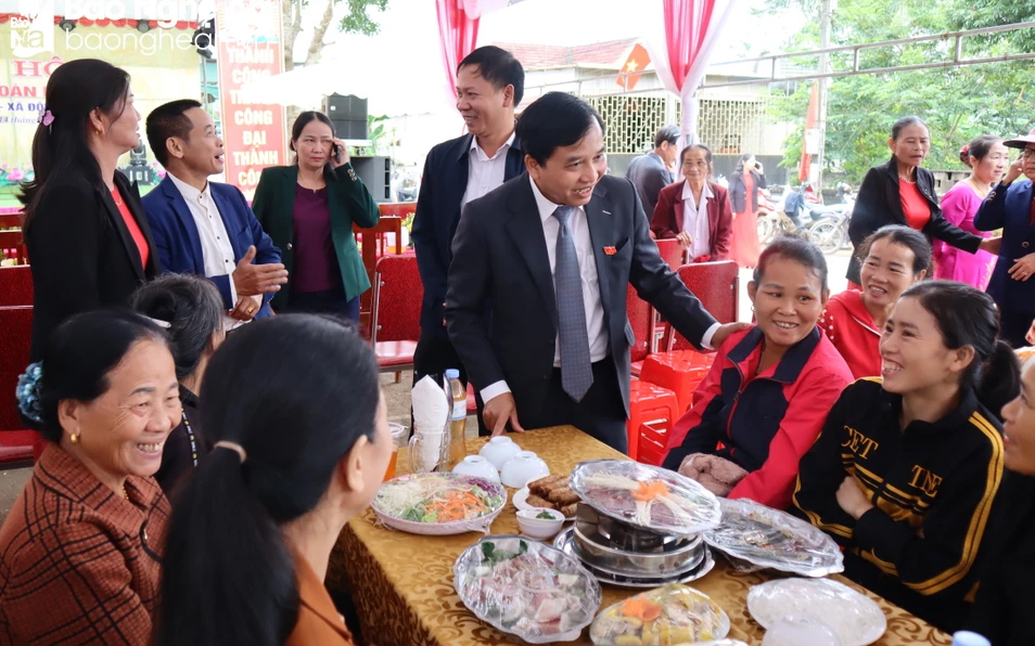 Phó Chủ tịch Hội đồng nhân dân tỉnh tham dự Ngày hội Đại đoàn kết tại thị xã Thái Hoà