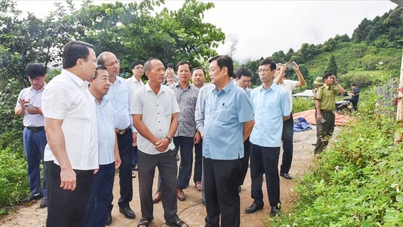 bo-truong-le-minh-hoan-trao-doi-voi-lanh-dao-xa-tay-son-ky-son-ve-phat-trien-cay-po-mu-tai-dia-phuong-anh-thanh-le-613.jpg.webp