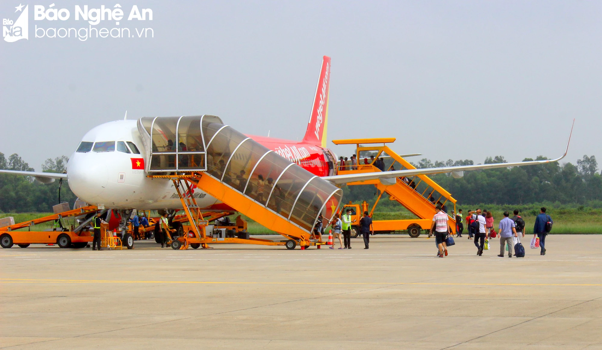 bna-trung-binh-co-khoang-50-60-chuyen-bay-cat-ha-canh-tai-san-bay-vinh-trong-dip-nghi-le-anh-qa-8035.jpg.webp