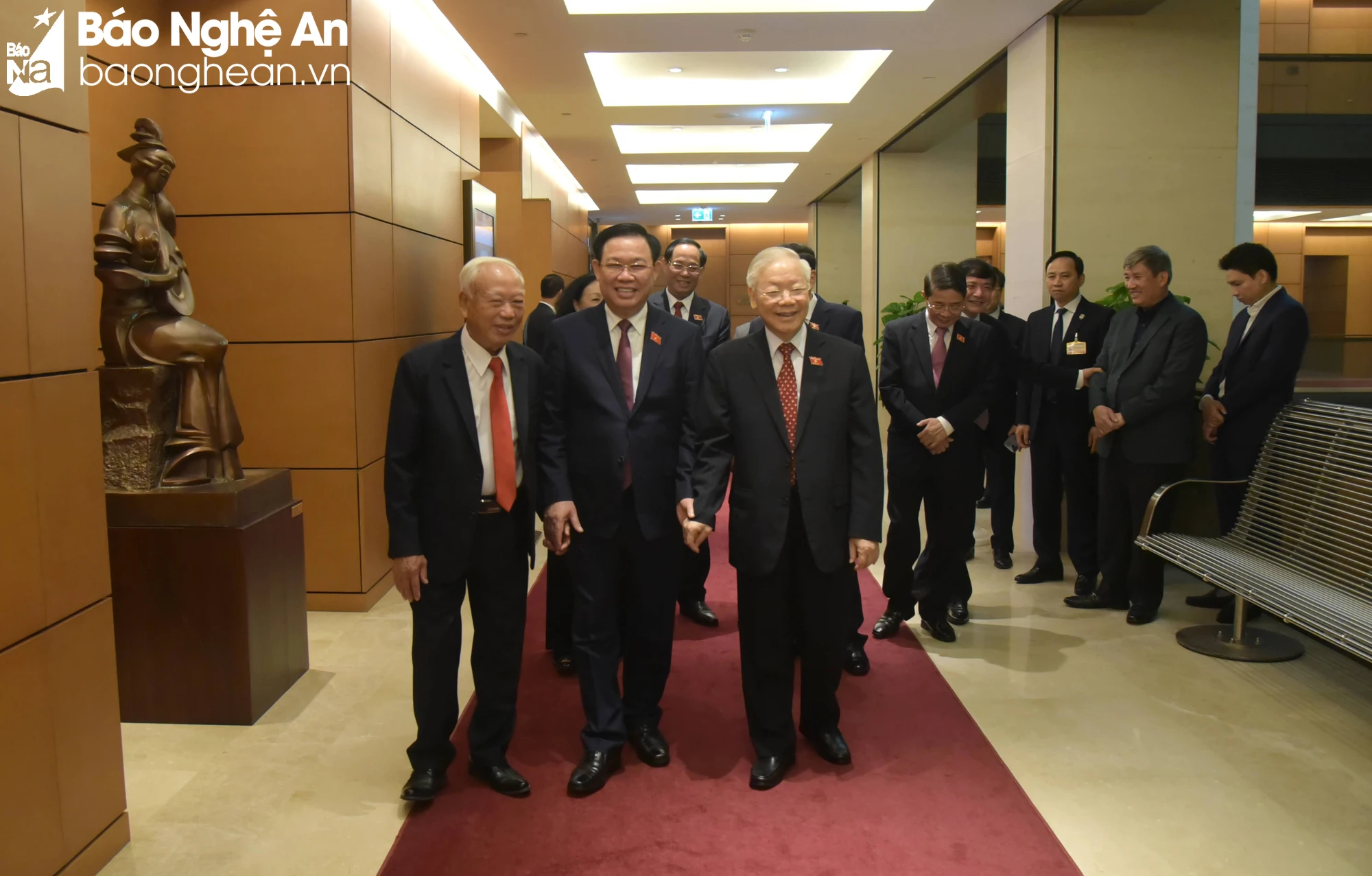 bna-tong-bi-thu-nguyen-phu-trong-chu-tich-quoc-hoi-vuong-dinh-hue-nguyen-chu-tich-quoc-hoi-nguyen-van-an-va-cac-dai-bieu-ben-le-phien-be-mac-ky-hop-5220.jpg.webp
