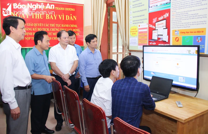 bna-mh-doan-cong-tac-cua-hdnd-tinh-va-so-noi-vu-kiem-tra-giam-sat-thuc-hien-cong-vu-cua-can-bo-cong-chuc-tai-thi-tran-huyen-thanh-chuong-anh-mai-hoa-1559.jpg.webp