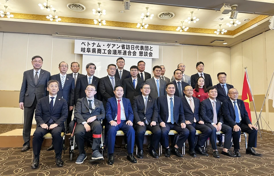 ban-dong-chi-hoang-nghia-hieu-va-doan-cong-tac-chup-anh-luu-niem-voi-1028.jpg.webp