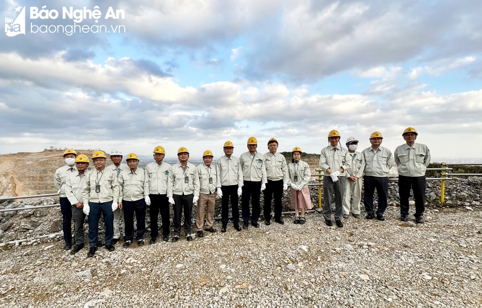 bna-pho-bi-thu-tinh-uy-hoang-nghia-hieu-cung-cac-thanh-vien-trong-doan-da-den-tham-va-lam-viec-voi-cong-ty-yabashi-6733.jpg.webp
