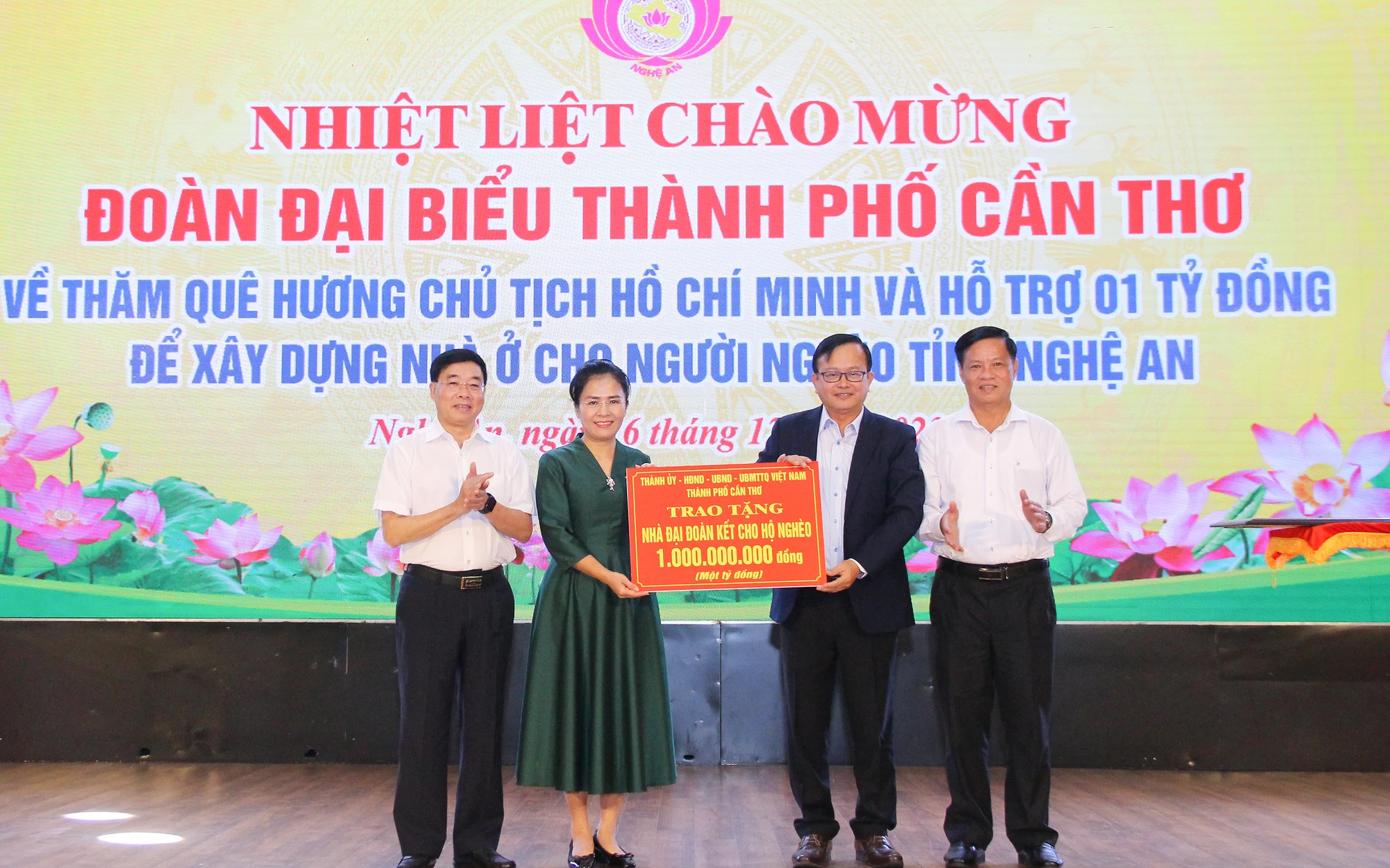 Đoàn công tác thành phố Cần Thơ trao hỗ trợ tỉnh Nghệ An 1 tỷ đồng xây dựng nhà ở cho người nghèo