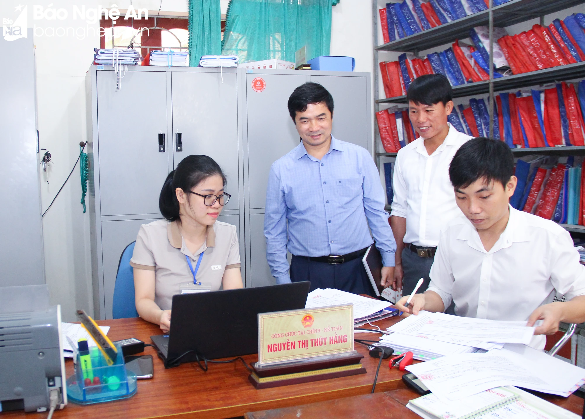 bna-lanh-dao-so-noi-vu-tim-hieu-cong-viec-cua-cong-chuc-tai-chinh-ke-toan-thi-tran-thanh-chuong-anh-mai-hoa-3318.jpg.webp