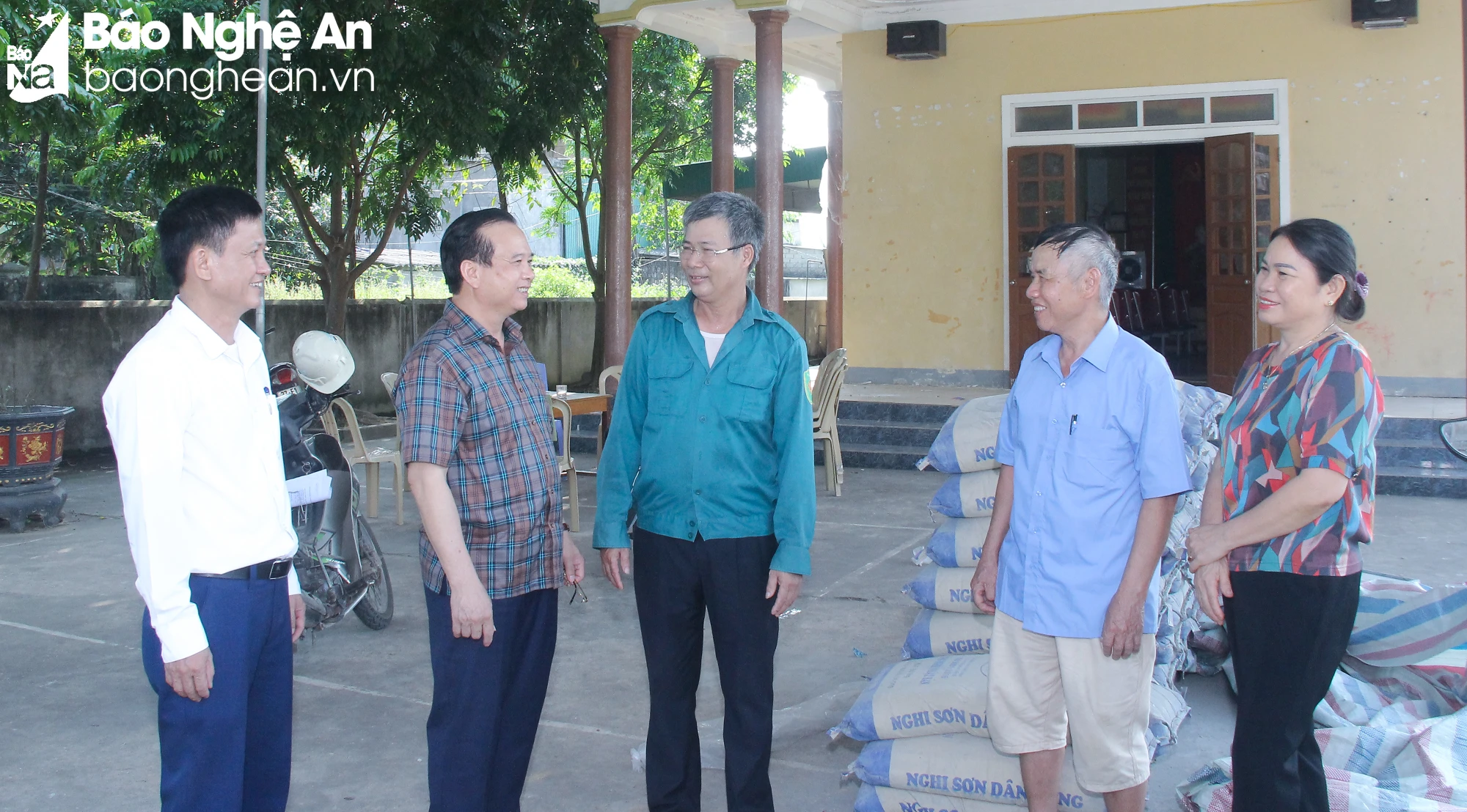 bna-mh-lanh-dao-huyen-uy-thanh-chuong-trao-doi-voi-nhung-nguoi-hoat-dong-khong-chuyen-trach-o-xom-9502.jpg.webp