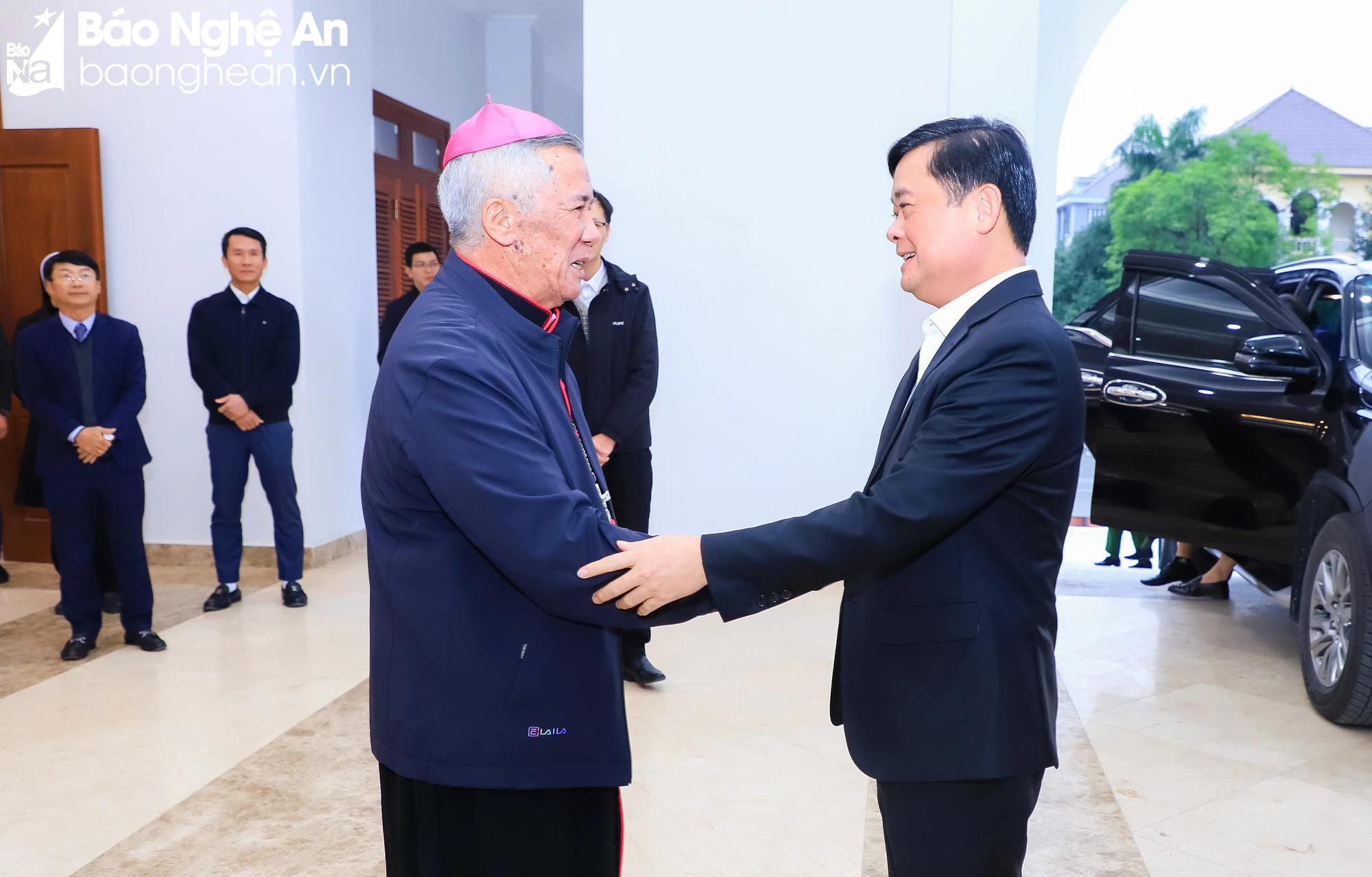 bna-bi-thu-tinh-uy-thai-thanh-quy-trao-doi-tham-hoi-giam-muc-anphong-nguyen-huu-long-9234.jpg.webp