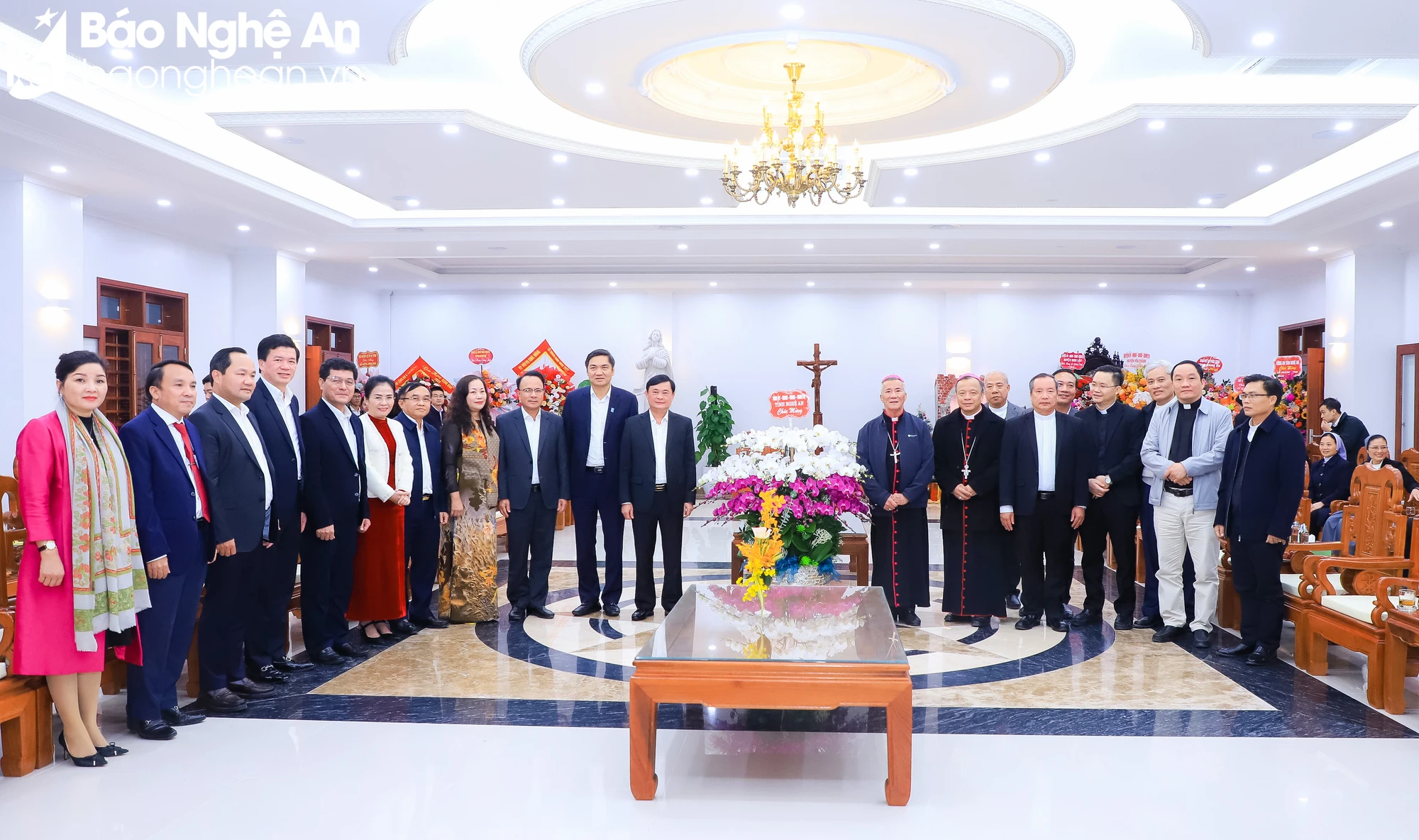bna-doan-dai-bieu-tinh-uy-hdnd-ubnd-uy-ban-mttq-tinh-nghe-an-chuc-mung-giang-sinh-tai-toa-giam-muc-giao-phan-vinh-7222.jpg.webp