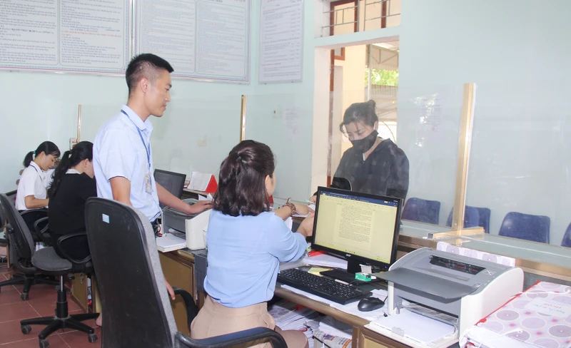 can-bo-cong-chuc-phuong-long-son-thi-xa-thai-hoa-giai-quyet-cong-viec-cho-nguoi-dan-tao-bo-phan-22mot-cua22-anh-mai-hoa-5044.jpg.webp