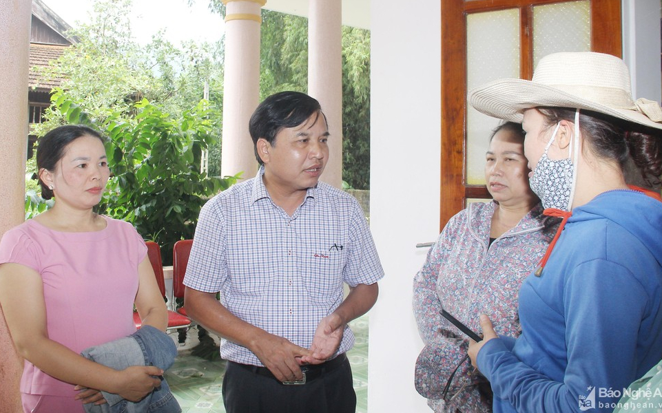 Quan tâm tiếp nhận, giám sát việc giải quyết ý kiến, kiến nghị và đơn thư để đáp ứng nguyện vọng của cử tri và Nhân dân
