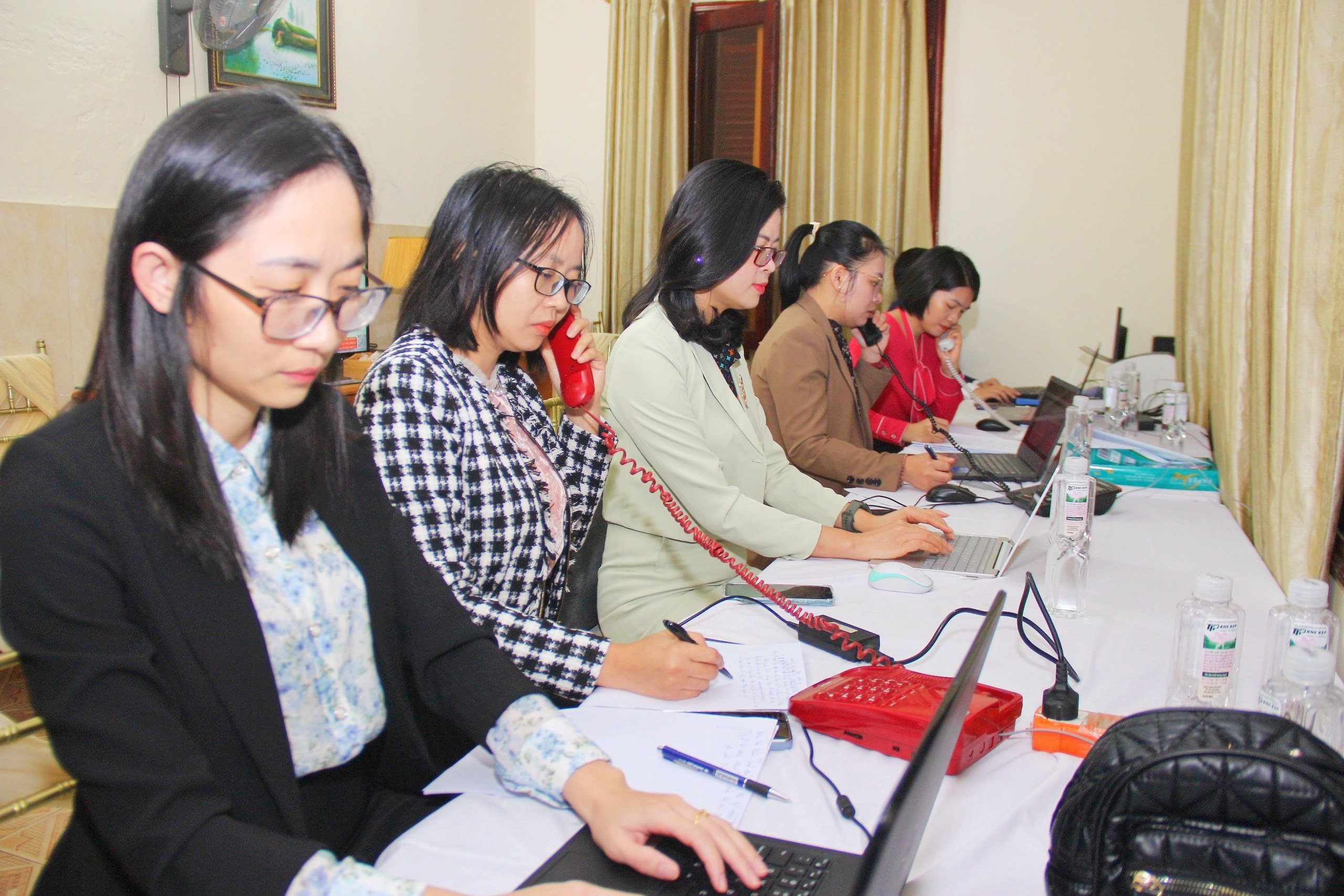 Tiếp nhận 64 lượt cử tri phản ánh qua đường dây điện thoại trực tuyến kỳ họp thứ 17